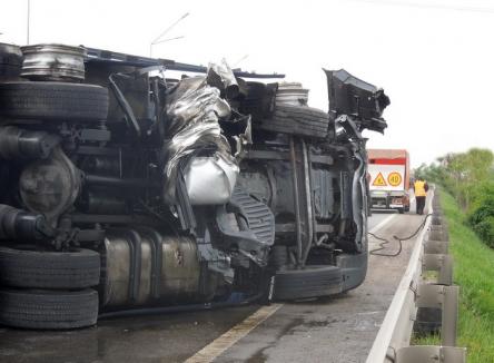 Un TIR încărcat cu grâu s-a răsturnat la Săcueni. Pasagerul din camion a fost rănit 