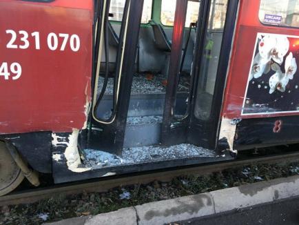 Accident în Cantemir: Sunt implicate trei maşini şi un tramvai, trei persoane au ajuns la spital (FOTO)