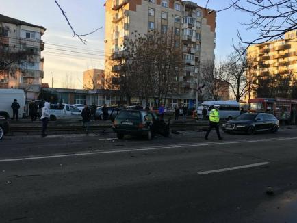 Accident în Cantemir: Sunt implicate trei maşini şi un tramvai, trei persoane au ajuns la spital (FOTO)