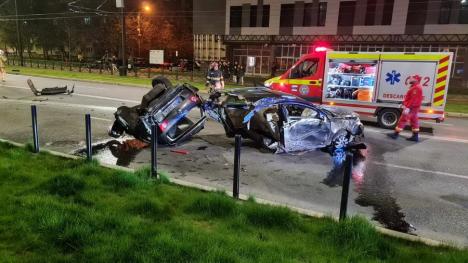 Accident şocant pe bulevardul Dimitrie Cantemir din Oradea: Un şofer s-a izbit cu maşina de un stâlp de protecţie. Autoturismul s-a rupt în două (FOTO/VIDEO)