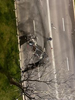 Accident şocant pe bulevardul Dimitrie Cantemir din Oradea: Un şofer s-a izbit cu maşina de un stâlp de protecţie. Autoturismul s-a rupt în două (FOTO/VIDEO)