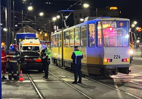 Accident pe bulevardul Cantemir din Oradea. O mașină a fost lovită de tramvai (FOTO)