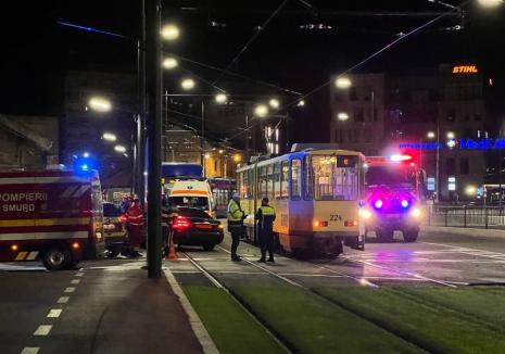 Accident pe bulevardul Cantemir din Oradea. O mașină a fost lovită de tramvai (FOTO)