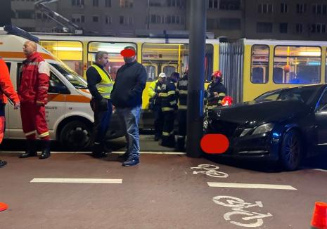 Accident pe bulevardul Cantemir din Oradea. O mașină a fost lovită de tramvai (FOTO)