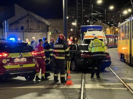 Accident pe bulevardul Cantemir din Oradea. O mașină a fost lovită de tramvai (FOTO)