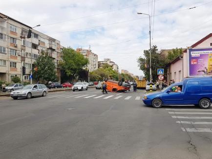 Accident cu trei maşini în Oradea, în Cantemir: Traficul a fost blocat, o maşină s-a răsturnat (FOTO / VIDEO)