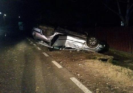 Accident spectaculos la Ceica: Un șofer de 19 ani, băut la volan, s-a lovit de un cap de pod și s-a dat peste cap cu mașina