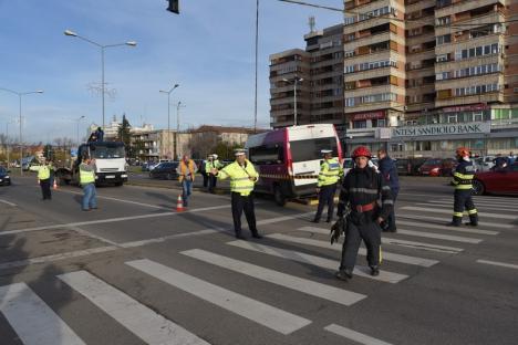 Incident în centrul Oradiei, cu o camionetă Antena 1: Şoferul a suferit o hemoragie cerebrală. Va fi transferat cu elicopterul la Timişoara (FOTO / VIDEO)