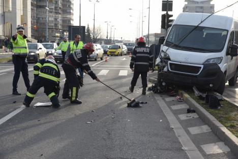 Incident în centrul Oradiei, cu o camionetă Antena 1: Şoferul a suferit o hemoragie cerebrală. Va fi transferat cu elicopterul la Timişoara (FOTO / VIDEO)
