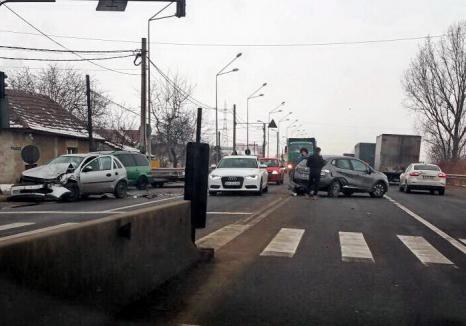 Accident în intersecţie: Două maşini s-au ciocnit pe Centură (FOTO)