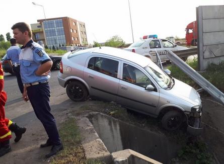 Drogat la volan: Un salontan de 19 ani a pierdut controlul mașinii pe centură şi s-a oprit în canal!