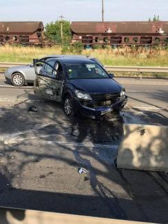 Accident spectaculos pe Centura Oradea, după ce un Opel a fost acroșat de un TIR: Din impact, parapeţii au fost proiectaţi câţiva metri (FOTO)