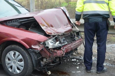 Accident pe centură: O dubiţă a intrat în parapeţi şi s-a răsturnat, lovită de un Opel al cărui şofer n-a adaptat viteza la drum (FOTO/VIDEO)