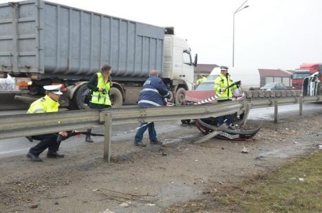 Accident pe centură: O dubiţă a intrat în parapeţi şi s-a răsturnat, lovită de un Opel al cărui şofer n-a adaptat viteza la drum (FOTO/VIDEO)