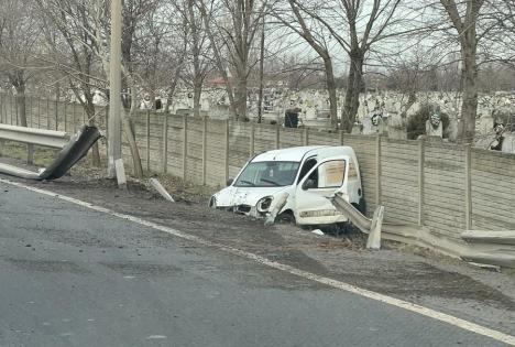 O mașină s-a răsturnat pe Centura Oradea și s-a oprit în gardul cimitirului. Şoferul a ajuns la spital