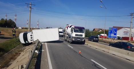 Accident cu trei mașini pe Centura Oradea: Dubiță răsturnată în zona pasajului spre Cihei (FOTO)
