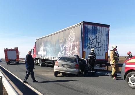 Accident pe DN 79, în Ciumeghiu: Un autoturism s-a izbit cu un TIR (FOTO)