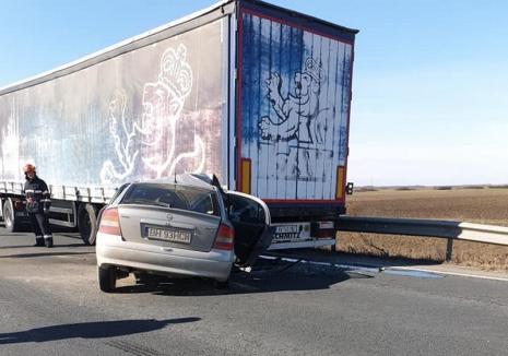 Accident pe DN 79, în Ciumeghiu: Un autoturism s-a izbit cu un TIR (FOTO)