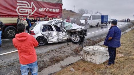 Un nou accident oribil, în Cluj: Un bihorean a murit pe loc, după ce a intrat cu maşina sub un TIR (FOTO / VIDEO)
