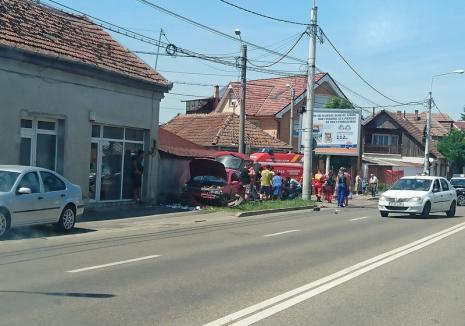 Accident cu victimă pe Calea Clujului din Oradea: Un Audi și un Opel s-au lovit, acroșând un pieton (FOTO)