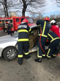 Accident între un autoturism și o mașină cu platformă pe Calea Clujului din Oradea: O persoană a rămas încarcerată (FOTO)