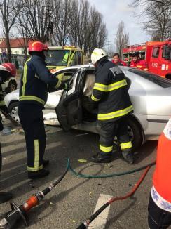 Accident între un autoturism și o mașină cu platformă pe Calea Clujului din Oradea: O persoană a rămas încarcerată (FOTO)