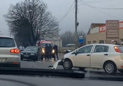 Accident pe Calea Clujului din Oradea: două mașini s-au ciocnit, un copil a ajuns la spital