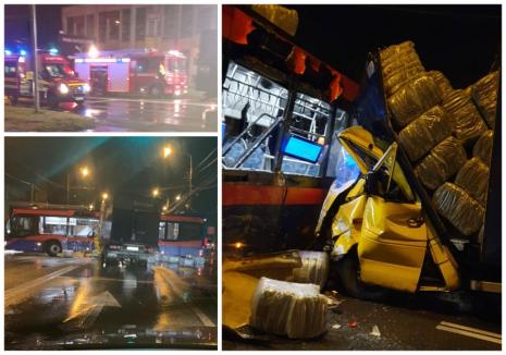 Accident mortal în Oradea, pe Calea Clujului: șoferul unei dubițe a trecut pe roșu și a intrat într-un autobuz (FOTO)