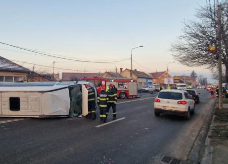 Poliţia Bihor: Accidentul soldat cu 15 răniţi în Oradea a fost provocat de o şoferiţă de 24 ani, care a pierdut controlul maşinii într-o curbă