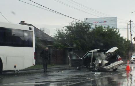 Patru persoane rănite, după ce o maşină a intrat într-un autocar pe Calea Clujului