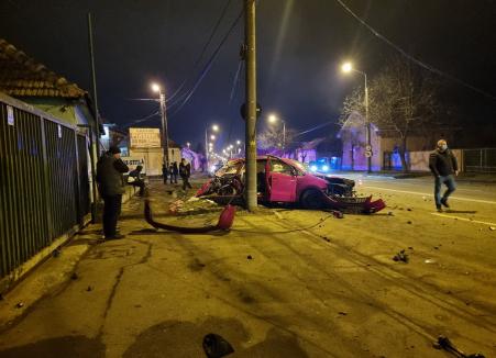 Accident pe Calea Clujului din Oradea: Un şofer de Seat a rupt un stâlp de curent şi s-a lovit cu maşina de o casă