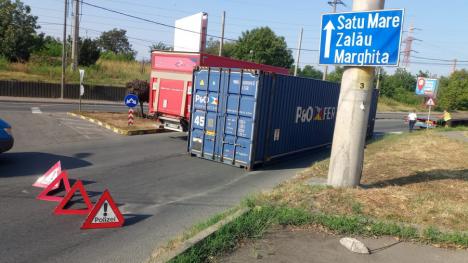 Două accidente, în aceeași zonă, la ieșire din Oradea: Un autoturism s-a izbit de un excavator, un camion a rămas fără încărcătură (FOTO)