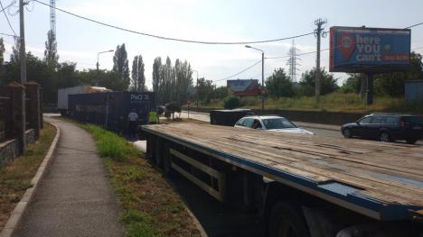 Două accidente, în aceeași zonă, la ieșire din Oradea: Un autoturism s-a izbit de un excavator, un camion a rămas fără încărcătură (FOTO)