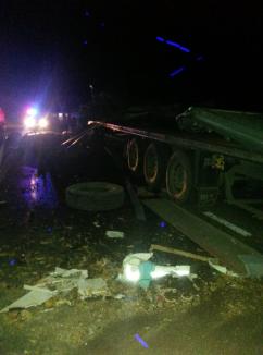 Accident spectaculos la Corniţel: Un TIR încărcat cu buşteni s-a izbit de un alt autotren, încărcătura de lemne  a distrus alte două maşini (FOTO)