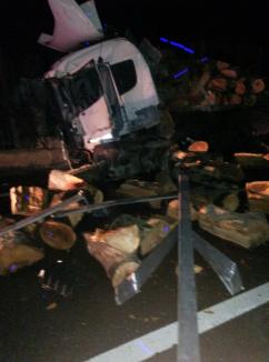 Accident spectaculos la Corniţel: Un TIR încărcat cu buşteni s-a izbit de un alt autotren, încărcătura de lemne  a distrus alte două maşini (FOTO)