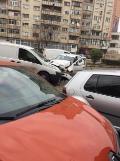 O persoană a fost rănită, după ce două maşini s-au lovit frontal pe Bulevardul Dacia