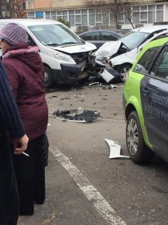 O persoană a fost rănită, după ce două maşini s-au lovit frontal pe Bulevardul Dacia