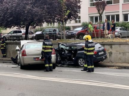 Accident în faţa şcolii Dacia din Oradea: O persoană a rămas încarcerată (VIDEO / FOTO)