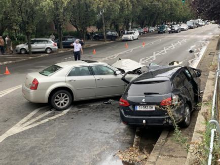 Accident în faţa şcolii Dacia din Oradea: O persoană a rămas încarcerată (VIDEO / FOTO)