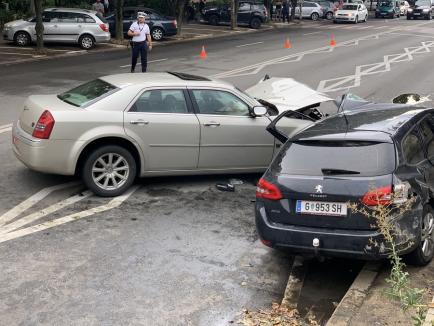 Accidentul frontal de pe Bulevardul Dacia din Oradea: Şoferul din Chrysler a intrat pe contrasens