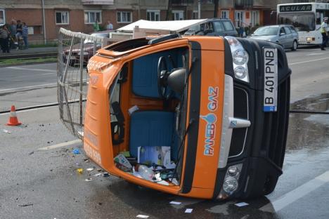 Accident la intersecţia străzii Nufărului cu Aleea Salca: Un autoturism s-a ciocnit cu o maşină de butelii, care s-a şi răsturnat (FOTO / VIDEO)