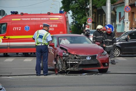 Accident la intersecţia străzii Nufărului cu Aleea Salca: Un autoturism s-a ciocnit cu o maşină de butelii, care s-a şi răsturnat (FOTO / VIDEO)