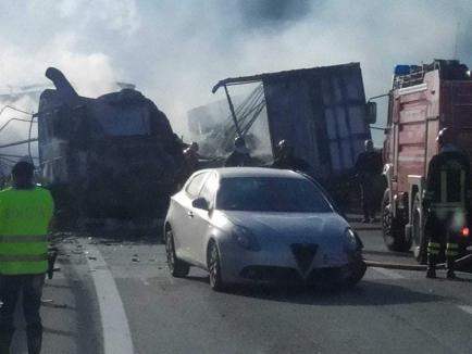 Doi șoferi români de TIR, răniți într-un grav accident cu camioane în Italia (FOTO / VIDEO)