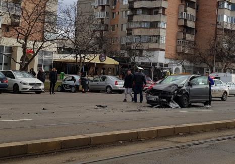 Fără permis şi drogat la volan, un tânăr din Oradea a rănit o femeie şi a avariat 3 maşini (FOTO)