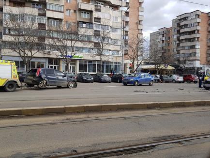 Fără permis şi drogat la volan, un tânăr din Oradea a rănit o femeie şi a avariat 3 maşini (FOTO)