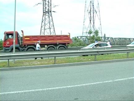Accident pe Centură: Un șofer a pierdut controlul direcţiei şi s-a izbit cu mașina de un parapet (FOTO / VIDEO)