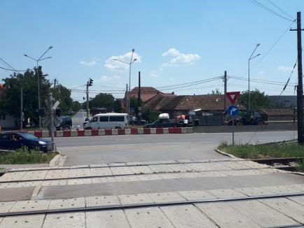 Accident pe centura Oradea: O dubă cu remorca plină cu fier vechi a lovit un autoturism şi s-a oprit în stâlp, patru persoane au ajuns la spital