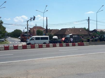 Accident pe centura Oradea: O dubă cu remorca plină cu fier vechi a lovit un autoturism şi s-a oprit în stâlp, patru persoane au ajuns la spital