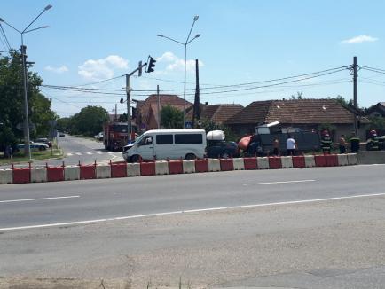 Accident pe centura Oradea: O dubă cu remorca plină cu fier vechi a lovit un autoturism şi s-a oprit în stâlp, patru persoane au ajuns la spital