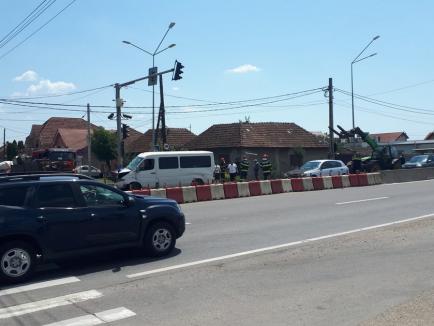 Accident pe centura Oradea: O dubă cu remorca plină cu fier vechi a lovit un autoturism şi s-a oprit în stâlp, patru persoane au ajuns la spital